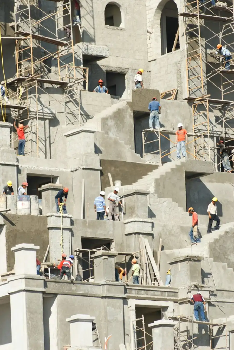 Equipo de construcción trabajando en una estructura contemporánea