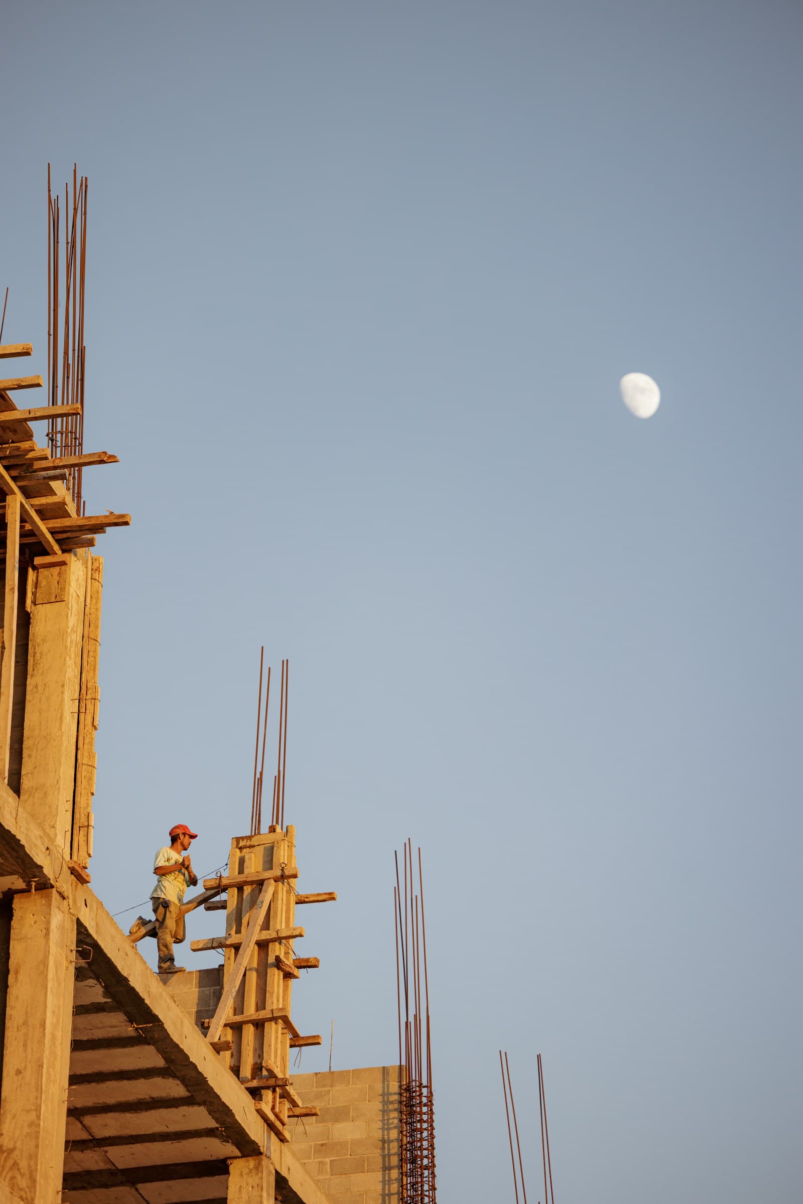Especialista trabajando en la cubierta de una construcción